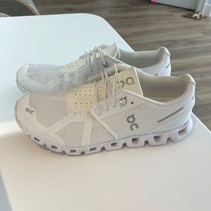 ON CLOUD RUNNING WHITE SNEAKERS.